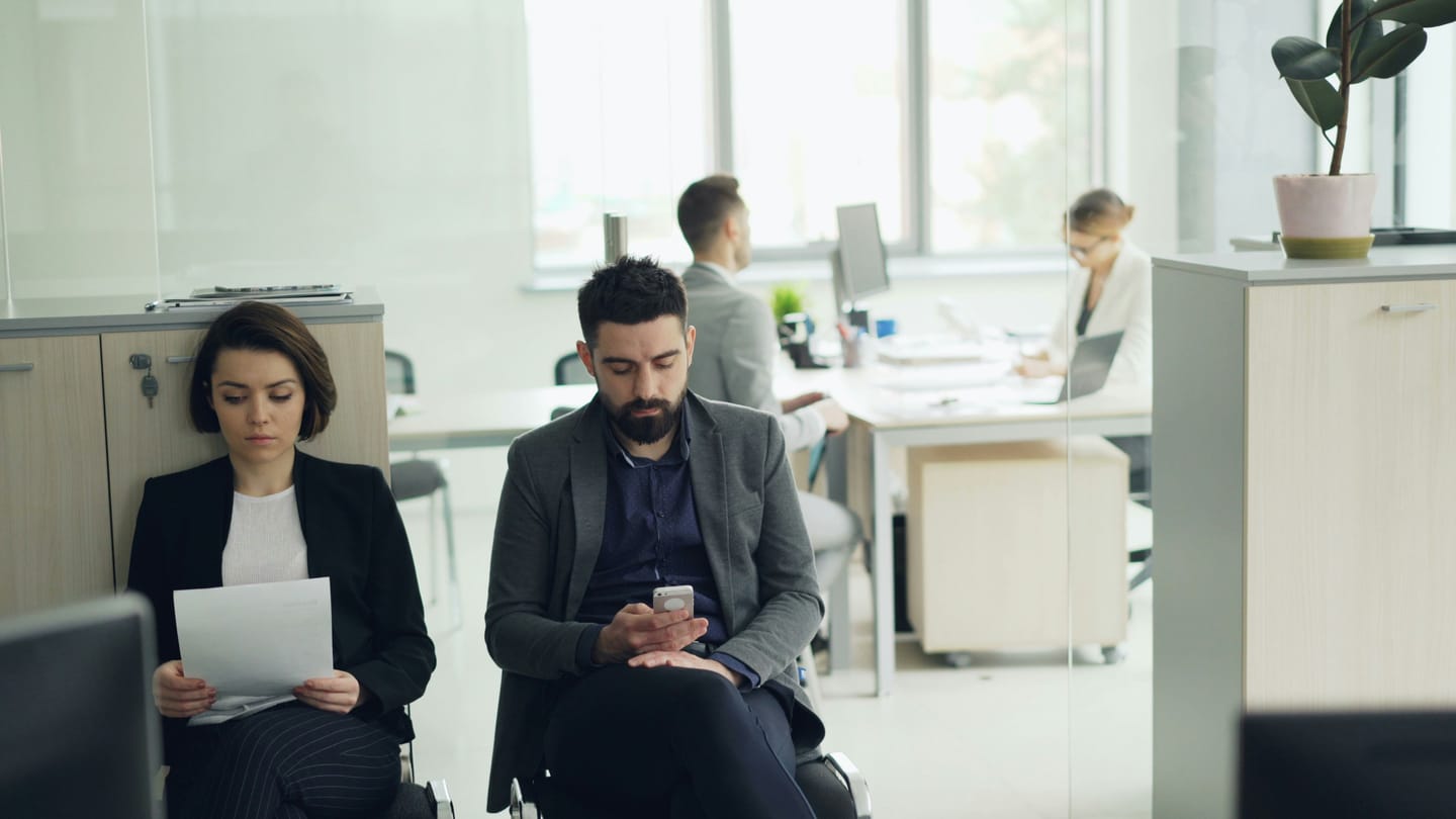 Screening Programs and AI-Generated Resumes: The Impact of AI on the Labor Market