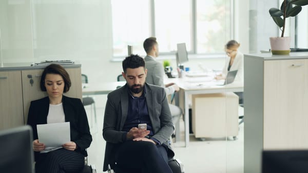 Screening Programs and AI-Generated Resumes: The Impact of AI on the Labor Market