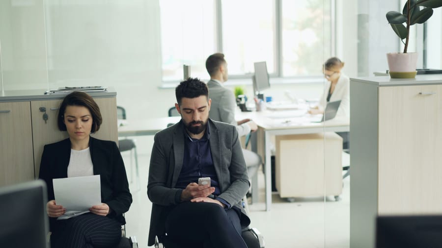 Screening Programs and AI-Generated Resumes: The Impact of AI on the Labor Market